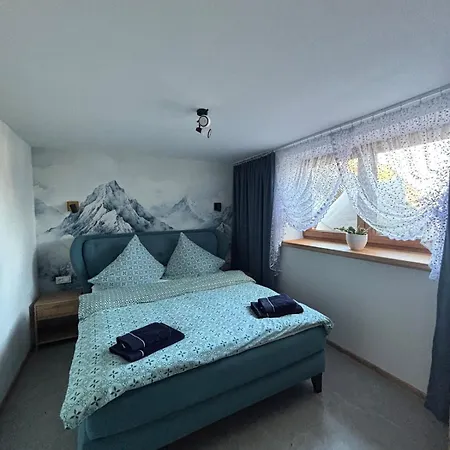 Apartament 33 *